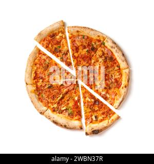 Große Pizza mit verschiedenen Fleisch- und Schinkensorten, aufgeteilt in Scheiben, isoliert auf weißem Hintergrund, Blick von oben. Stockfoto