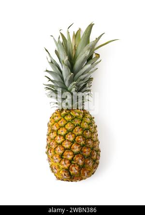 Ganze frische, reife, saftige Ananas mit grünen Blättern, isoliert auf weißem Hintergrund Stockfoto