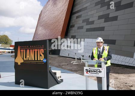 CAPE CANAVERAL, Fla. Tim Macy, Leiter der Projektentwicklung von Delaware North Companies Parks and Resorts, beschrieb die Atlantis-Ausstellung den Mitgliedern der Nachrichtenmedien, die sich im Kennedy Space Center Visitor Complex versammeln, um das Eröffnungsdatum des Datums der offiziellen Eröffnung der Einrichtung und die Enthüllung des neu gestalteten Logos der Ausstellung bekannt zu geben. Im vergangenen November unternahm das Space Shuttle Atlantis seine historische letzte Reise zu seinem neuen Zuhause und fuhr 16 Meilen vom Fahrzeugbau des Kennedy Space Centers zum Besucherkomplex des Raumflughafens. Die neuen $100 Millionen Stockfoto