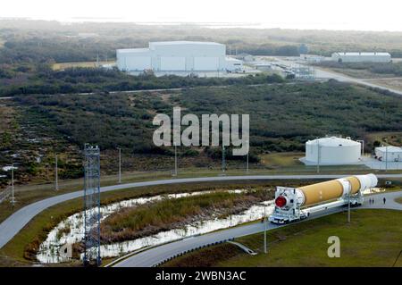 Die erste und zweite Stufe der Boeing-Delta-IV-Rakete wurden zum Launch Pad 37-B in Cape Canaveral transportiert, um am 4. Mai den NOAA-Satelliten GOES-N zu starten. GOES-N überwacht Unwetter, einschließlich Tornados, Sturzfluten, Hagelstürme und Hurrikane, die Entwicklung wurde vom Goddard Space Flight Center der NASA geleitet. Stockfoto