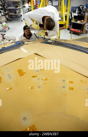 Techniker von Textron in Wilmington, Massachusetts, bohren am 24. November 2013 Reparaturstopfen in den Hitzeschild EFT-1 Orion für die strukturelle Wartung und Prüfung. Stockfoto