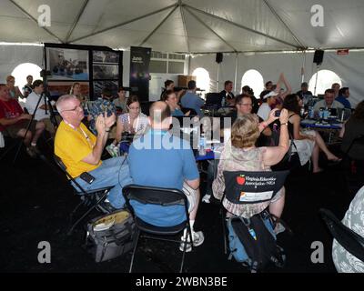 CAPE CANAVERAL, Fla. – Im Kennedy Space Center der NASA in Florida hören etwa 150 Follower des Twitter-Kontos der Agentur Präsentationen über die Juno-Mission der NASA bei Jupiter während Tweetup-Aktivitäten in einem Zelt auf der Presseseite. Die Hochtöner stehen zwei Tage lang im Mittelpunkt der Juno-Aktivitäten. Juno ist die Mission der NASA in Jupiter, um den Riesenplaneten zu erforschen und unser Verständnis für die Entstehung und Evolution des Planeten zu verbessern. Die Hochtöner teilen ihre Erfahrungen mit Followern über die Social-Networking-Website Twitter. Die Teilnehmer vertreten 28 bundesstaaten, den District of Columbia Stockfoto