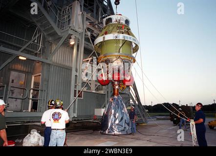 KENNEDY SPACE CENTER, FLORIDA. -- nachdem die zweite Stufe einer Delta-II-Rakete in die vertikale Position gebracht wurde, ist sie bereit, die Gantry auf dem Launch Complex 17-A, Cape Canaveral Air Force Station zu heben, wo sie mit der ersten Stufe gepaart wird. Das Delta II wird die Genesis-Raumsonde auf eine Reise befördern, um Proben der Ionen und Elemente im Sonnenwind zu erfassen und sie zur Erde zurückzubringen, damit Wissenschaftler die genaue Zusammensetzung der Sonne und den Ursprung des Sonnensystems bestimmen können. Das NASA-Projekt Genesis wird vom Jet Propulsion Laboratory in Pasadena, Kalifornien, verwaltet Lockheed Martin Stockfoto