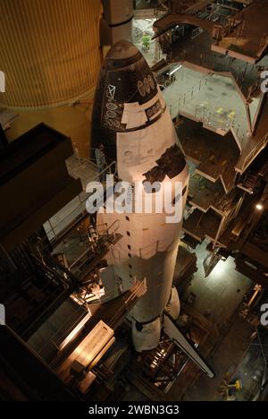 CAPE CANAVERAL, Fla. – Im Fahrzeugbau im Kennedy Space Center der NASA in Florida ist ein Arbeiter auf einer Zugangsplattform in High Bay 1 Späher für das Space Shuttle Atlantis, während der Raupentransporter es zum Startplatz 39A transportiert Die erste Bewegung aus der Bucht war um 6:38 Uhr EDT, 14. Oktober. Die 3,4 km lange Reise, die als Rollout bekannt ist, wird voraussichtlich etwa sechs Stunden dauern. Der Abflug von Atlantis auf seiner STS-129-Mission zur Internationalen Raumstation ist für den 12. November angestrebt. Stockfoto