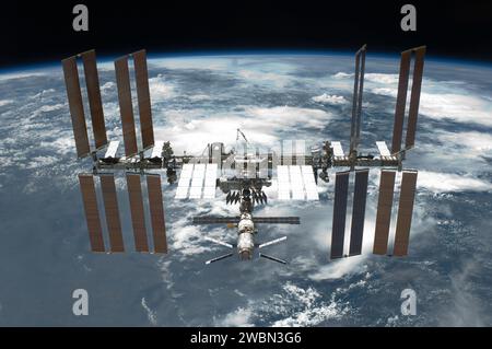 Die Internationale Raumstation wurde vom Space Shuttle Endeavour fotografiert, nachdem sie während der STS-134 abgedockt wurde, und zeigt die Station in einer Umlaufbahn über der Erde, während sich die beiden Raumfahrzeuge voneinander trennen. Stockfoto
