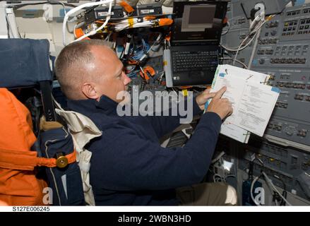 S127-E-006245 (16. Juli 2009) --- Astronaut Doug Hurley, Pilot der STS-127, liest während der Aktivitäten des zweiten Fluges eine Checkliste auf dem Achterdeck des Space Shuttle Endeavour. Stockfoto