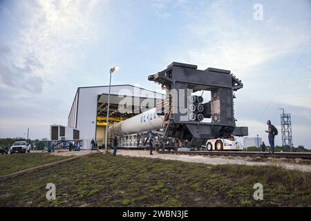 CAPE CANAVERAL, Fla. - Die SpaceX Falcon 9-Rakete verlässt den Falcon Hangar der Kompanie im Launch Complex 40 auf der Cape Canaveral Air Force Station in Florida. Die Rakete rollt zum Startplatz für einen Testabfeuer ihrer neun Merlin-Motoren in der ersten Phase, um den Start der SpaceX 2 vorzubereiten. Der Start der Raumrakete SpaceX Falcon 9 und Dragon ist für den 1. März 2013 um 10 Uhr EST vom Space Launch Complex-40 auf der Cape Canaveral Air Force Station, Florida, geplant. Dragon wird seine dritte Reise zur Raumstation machen. Sie wird Vorräte und Experimente zum umlaufenden laborator bringen Stockfoto