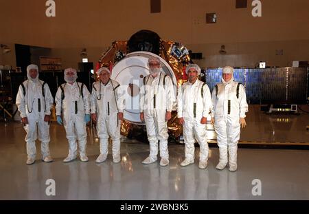 KENNEDY SPACE CENTER, FLORIDA. -- die Crew des Genesis-Projekts steht vor der Raumsonde für eine Medienpräsentation in der Space Assembly and Encapulation Facility 2. Genesis wird Proben der Ionen und Elemente im Sonnenwind erfassen und sie zur Erde zurückgeben, damit Wissenschaftler die genaue Zusammensetzung der Sonne und den Ursprung des Sonnensystems bestimmen können. Das NASA-Projekt Genesis wird vom Jet Propulsion Laboratory in Pasadena, Kalifornien, verwaltet Lockheed Martin Astronautics baute das Raumschiff Genesis für die NASA in Denver, Colorado. Der Start von Genesis an Bord einer Boeing Delta II-Rakete ist für Juli geplant Stockfoto