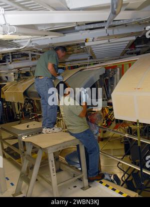 Im Kennedy Space Center der NASA entfernen die Arbeiter verstärkte Carbon-Carbon-Platten von der Flügelvorderkante des Space Shuttle Atlantis. Die strukturelle Flügelkante wird einer Prüfung der Korrosion von Balken unterzogen. Atlantis ist für seinen 31. Flug zur Internationalen Raumstation auf STS-129 geplant, wobei RCC-Panels bis zum Abschluss der Inspektion in Schutzhüllen gelagert werden. Stockfoto