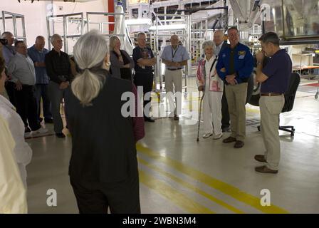 Bob Cabana, Direktor des Kennedy Space Center der NASA, spricht mit Gästen in OPF-1, wo die Discovery während des 50. Jahrestages des ersten amerikanischen Orbitalflugs von John Glenn in Mercury Friendship 7 auf die öffentliche Präsentation vorbereitet wird. Glenn umkreiste 1962 dreimal die Erde und kehrte 1998 auf STS-95 mit Stephen Robinson als Nutzlastkommandant zurück. Stockfoto