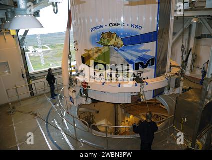 Die Nutzlastverkleidung mit der NASA-Raumsonde Landsat Data Continuity Mission wird an die Spitze des Space Launch Complex-3E auf der Luftwaffenbasis Vandenberg, Kalifornien, gebracht, um auf eine Atlas V-Rakete der United Launch Alliance zu starten. Stockfoto