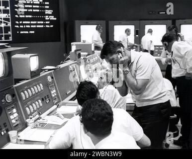 CAPE CANAVERAL, Fla. - Im Mercury Mission Control spricht der Astronaut Wally Schirra, Kapselkommunikator oder capcom der Mercury-Atlas-9-Mission, am 16. Mai 1963 mit Trudy Cooper, der Ehefrau des Astronauten Gordon Cooper, um ihr mitzuteilen, dass er gerade von der USS Kearsarge nach seinem 22-Orbit-Flug geborgen wurde. Das Mercury Mission Control Center in Florida spielte eine Schlüsselrolle im frühen Raumfahrtprogramm der Vereinigten Staaten. Das Gebäude befindet sich an der Cape Canaveral Air Force Station und wurde zwischen 1956 und 1958 erbaut, 1959 und 1963 wurde es erweitert. Die Einrichtung offiziell Stockfoto