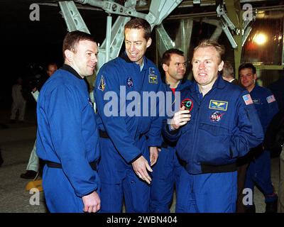 Nach dem Verlassen des Crew Transport Vehicle versammelt sich die STS-102 Crew unter dem Discovery für einen Rundgang. Von links sind Pilot James Kelly, Commander James Wetherbee und Mission Specialists Paul Richards und Andrew Thomas. Die Besatzung landete um 31 Uhr EST in der KSC Shuttle Landing Facility an Bord der Discovery nach einer 12-tägigen, 19-stündigen, 49-minütigen Mission zur Internationalen Raumstation Stockfoto