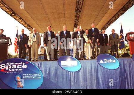 KENNEDY SPACE CENTER, FLORIDA. -- die Freiluftbühne im KSC-Besucherkomplex ist gefüllt mit Mitgliedern der Astronaut Hall of Fame, die sich versammelten, um die vier im vorderen Zentrum stehenden Robert Crippen (zweiter von links), Frederick 'Rick' Hauck, Richard True und Joe Engle zu ehren. Diese ersten Shuttle-Astronauten waren die 2001 eingeführten. Stockfoto