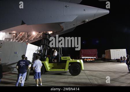 CAPE CANAVERAL, Fla. -- Arbeiter entladen einen Container, der die Kreuzfahrtstation hält, eines der ersten drei Elemente für das Mars Science Laboratory (MSL) der NASA, das in der Shuttle-Landeanlage des Kennedy Space Centers der NASA an Bord eines C-17-Frachtflugzeugs der Air Force ankam. Die Kreuzfahrtstufe, die Rückwand und der Hitzeschild, die ersten Flugelemente, die für die MSL-Mission eingetroffen waren, wurden zur Payload Hazardous Servicing Facility (PHSF) im KSC Industrial Area gebracht, um mit der Verarbeitung zu beginnen. Der Curiosity rover kommt nächsten Monat. Für die Ausformung M wird eine Atlas V-541-Konfiguration der United Launch Alliance verwendet Stockfoto