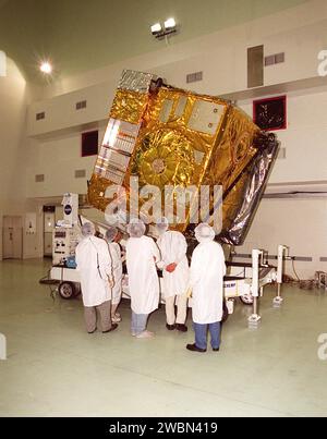 Bei Astrotech, Titusville, Florida, schauen die Arbeiter nach dem Entfernen der Schutzhülle über den GO-M-Satelliten. Das GO-M liefert Wetterbilder und quantitative Klangdaten, die zur Unterstützung von Wettervorhersagen, Sturmverfolgung und meteorologischer Forschung verwendet werden. Der Satellit wird vor seinem geplanten Start am 12. Juli in Astrotech auf einem Atlas-IIA-Booster, Centaur-Oberstufe von der Cape Canaveral Air Force Station, getestet Stockfoto