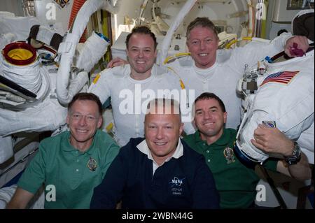 S135-E-007633 (12. Juli 2011) --- nach dem sechsstündigen, 31-minütigen Raumspaziergang der NASA-Astronauten Ron Garan (oben links) und Mike Fossum (oben rechts) posieren fünf Mitglieder der gemeinsamen Shuttle-Station-Crew für Fotos in der Quest-Luftschleuse der Internationalen Raumstation. Im Inneren, aber wesentlich zum äußeren Duo beigetragen haben, waren von links die NASA-Astronauten Chris Ferguson, STS-135-Kommandeur, Doug Hurley, Pilot, und Rex Walheim, Missionsspezialist. Garan und Fossum sind Flugingenieure für die Expedition 28 der Station. Stockfoto