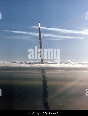 RAUMFAHRTZENTRUM KENNEDY, FLA. -- STS-32R hebt von Pad 39-A um 35 Uhr EST ab. Columbia soll den Syncom IV-5-Verteidigungssatelliten einsetzen und die Long Duration Exposure Facility (LDEF) der NASA während einer 10-tägigen Mission, dem bisher längsten Shuttle-Flug, zurückholen. Die Mission umfasst auch eine Vielzahl von Experimenten, darunter Protein Crystal Growth. Dieses Foto wurde vom Shuttle Training Flugzeug aufgenommen. Stockfoto