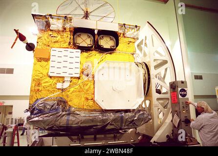 In Astrotech, Titusville, Florida, dreht ein Arbeiter (rechts) den GO-M-Satelliten und zeigt seine Seite. Das GO-M liefert Wetterbilder und quantitative Klangdaten, die zur Unterstützung von Wettervorhersagen, Sturmverfolgung und meteorologischer Forschung verwendet werden. Der Satellit wird in Astrotech vor seinem geplanten Start am 12. Juli auf einem Atlas-IIA-Booster, Centaur-Oberstufe von der Cape Canaveral Air Force Station, getestet Stockfoto