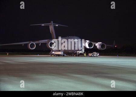 CAPE CANAVERAL, Fla. -- die ersten drei Elemente des Mars Science Laboratory (MSL) der NASA kommen an Bord eines C-17-Frachtflugzeugs der Air Force in der Shuttle-Landeanlage des Kennedy Space Centers an. Die Kreuzfahrtstufe, die Rückwand und der Hitzeschild, die ersten Flugelemente, die für die MSL-Mission eingetroffen waren, wurden zur Payload Hazardous Servicing Facility (PHSF) im KSC Industrial Area gebracht, um mit der Verarbeitung zu beginnen. Der Curiosity rover kommt nächsten Monat. Eine United Launch Alliance Atlas V-541-Konfiguration wird verwendet, um MSL in den Weltraum zu loften. Die 10 wissenschaftlichen Instrumente von Curiosity sind dafür konzipiert Stockfoto