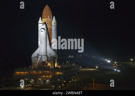 CAPE CANAVERAL, Fla. -- in Xenon-Licht getaucht, macht das Space Shuttle Endeavour seine nächtliche Reise vom Vehicle Assembly Building zum Launch Pad 39A im Kennedy Space Center der NASA in Florida. Die 3,4-km-Wanderung von Endeavour, bekannt als „Rollout“, begann um 19:56 Uhr EST und dauert etwa sieben Stunden. Dies ist die letzte geplante Einführung für Endeavour. Endeavour und seine sechsköpfige Besatzung werden den Express Logistics Carrier-3, Alpha Magnetic Spectrometer-2 (AMS), ein Hochdruckgas, liefern Stockfoto