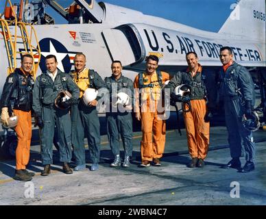 CAPE CANAVERAL, FLA. -- die ursprünglichen Seven Mercury Astronauten posieren neben einem Air Force F-102 Jet. Von links nach rechts stehen M. Scott Carpenter, L. Gordon Cooper, John H. Glenn Jr., Virgil I. „Gus“ Grissom, Walter M. Schirra Jr., Alan B. Shepherd Jr. und Donald K. „Deke“ Slayton. Stockfoto