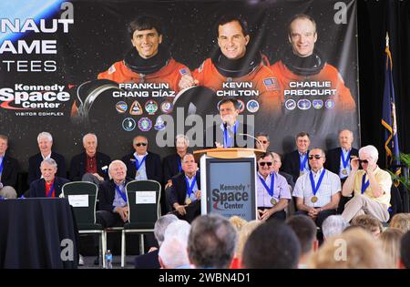 CAPE CANAVERAL, Fla. – Im Kennedy Space Center Visitor Complex der NASA in Florida spricht der Space Shuttle Astronaut und der US Astronaut Hall of Fame Class von 2012 Infizierten Franklin Chang Diaz auf dem Podium während der Einführungszeremonie. Auch die Shuttle-Astronauten Kevin Chilton und Charlie Precourt wurden in die Hall of Fame aufgenommen. Die Mitglieder des Jahres wurden von einem Komitee aus aktuellen Astronauten der Hall of Fame, ehemaligen NASA-Beamten, Historikern und Journalisten ausgewählt. Das Auswahlverfahren wird von der Astronaut Stipendium Foundation verwaltet. Stockfoto