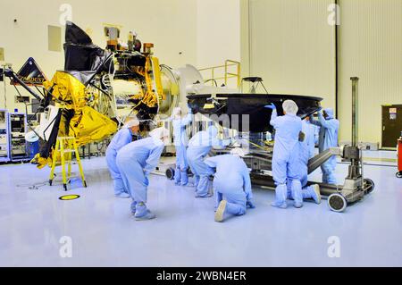 Im Kennedy Space Center bereiten Lockheed Martin-Arbeiter die Hochleistungsantenne für die Installation auf dem Mars Reconnaissance Orbiter vor. Nach der Installation der Solaranlage wird die MRO in die vertikale Installationsanlage verlegt und zur Vorbereitung der Markteinführung in Atlas V integriert. Das für JPL gebaute Raumschiff wird vor dem Start von Cape Canaveral am 10. August funktionellen und integrierten Tests unterzogen. Stockfoto