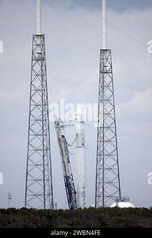 CAPE CANAVERAL, Fla. - Die Rakete SpaceX Falcon 9 steht auf dem Launch Complex 40 auf der Cape Canaveral Air Force Station in Florida nach einem Testabfeuer der neun Merlin-Motoren. Der Test ist Teil der Vorbereitungen für den Start von SpaceX 2. Der Start der Raumrakete SpaceX Falcon 9 und Dragon ist für den 1. März 2013 um 10 Uhr EST vom Space Launch Complex-40 auf der Cape Canaveral Air Force Station, Florida, geplant. Dragon wird seine dritte Reise zur Raumstation machen. Sie wird Vorräte und Experimente zum umkreisenden Labor bringen. Die Mission ist die zweite von 12 Stockfoto