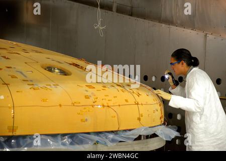 Der Orion EFT-1 Hitzeschild wird von Textron Technikern in Wilmington, Massachusetts, nach Kalteinweichungstests am 22. November 2013 evaluiert. Stockfoto