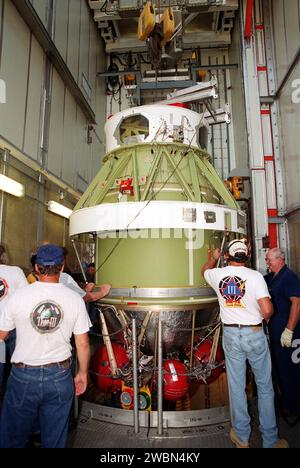 KENNEDY SPACE CENTER, FLORIDA. -- die zweite Stufe einer Delta-II-Rakete wird auf der Gantry des Startkomplexes 17-A, Cape Canaveral Air Force Station, für die Paarung mit der ersten Stufe in Position gebracht. Das Delta II wird die Genesis-Raumsonde auf eine Reise befördern, um Proben der Ionen und Elemente im Sonnenwind zu erfassen und sie zur Erde zurückzubringen, damit Wissenschaftler die genaue Zusammensetzung der Sonne und den Ursprung des Sonnensystems bestimmen können. Das NASA-Projekt Genesis wird vom Jet Propulsion Laboratory in Pasadena, Kalifornien, verwaltet Lockheed Martin Astronautics baute die Genesis Raumsonde für die NASA in Stockfoto