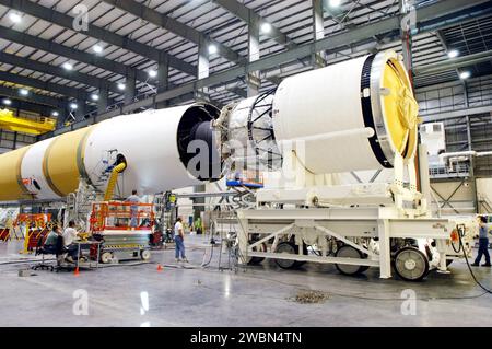In der Horizontal Integration Facility im Kennedy Space Center wird der GOES-N-Satellit vorbereitet, wobei die zweite Stufe des Boeing Delta IV mit der ersten Stufe verknüpft ist. GOES-N wird eine kontinuierliche Überwachung von Unwettern, einschließlich Tornados, Sturzfluten, Hagel und Hurrikanen, gewährleisten. vor dem Start am 4. Mai von Cape Canaveral für die NASA und die NOAA. Stockfoto