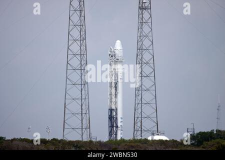 CAPE CANAVERAL, Fla. - Flankiert von Blitzschutztürmen am Startkomplex 40, wartet die SpaceX Falcon 9 Rakete mit dem Dragon-Raumschiff auf einen Testabfeuer der neun Merlin-Motoren der ersten Stufe. Der Test ist Teil der Vorbereitungen der SpaceX 2 auf der Cape Canaveral Air Force Station in Florida. Der Start der Raumrakete SpaceX Falcon 9 und Dragon ist für den 1. März 2013 um 10 Uhr EST vom Space Launch Complex-40 auf der Cape Canaveral Air Force Station, Florida, geplant. Dragon wird seine dritte Reise zur Raumstation machen. Er wird Vorräte transportieren und experimentieren Stockfoto