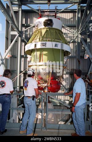 KENNEDY SPACE CENTER, FLORIDA. -- die zweite Stufe einer Delta-II-Rakete trifft in der Nähe der Spitze der Gantry auf dem Launch Complex 17-A, Cape Canaveral Air Force Station, ein, um sich mit der ersten Stufe zu paaren. Das Delta II wird die Genesis-Raumsonde auf eine Reise befördern, um Proben der Ionen und Elemente im Sonnenwind zu erfassen und sie zur Erde zurückzubringen, damit Wissenschaftler die genaue Zusammensetzung der Sonne und den Ursprung des Sonnensystems bestimmen können. Das NASA-Projekt Genesis wird vom Jet Propulsion Laboratory in Pasadena, Kalifornien, verwaltet Lockheed Martin Astronautics baute das Raumschiff Genesis für die NASA in de Stockfoto