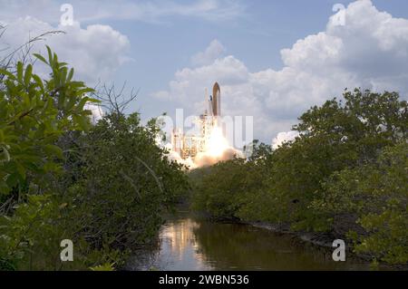 CAPE CANAVERAL, Fla. – Vor einem Hintergrund aus Wolken und von Bäumen und Büschen umrahmt, brüllt das Space Shuttle Atlantis vom Startplatz 39A im Kennedy Space Center der NASA in Florida für ein Treffen mit dem Hubble Space Telescope der NASA auf der Mission STS-125. Der Abflug war pünktlich um 14:01 Uhr EDT. Atlantis' 11-tägiger Flug umfasst fünf Raumwanderungen, um das Teleskop mit modernsten wissenschaftlichen Instrumenten zu modernisieren und zu modernisieren, die Hubbles Fähigkeiten erweitern und seine Betriebslebensdauer bis mindestens 2014 verlängern werden. Die Nutzlast umfasst eine Wide Field Camera 3, eine Feinführung Stockfoto