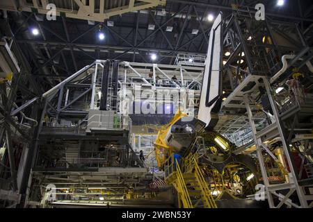 CAPE CANAVERAL, Fla. – In der Orbiter Processing Facility-1 im Kennedy Space Center der NASA in Florida unterstützen Techniker beim Absenken eines Orbiter-Manövriersystems (OMS) zur Installation auf dem Space Shuttle Discovery. Der OMS-Pod wurde vom White Sands Space Harbor in New Mexico zurückgegeben, wo er einer vollständigen Deservicing- und Reinigungsaktion unterzogen wurde. Die Arbeiten sind Teil der Übergangs- und Auslaufprozesse des Space Shuttle Programms Discovery. Der Shuttle fährt im April 2012 zum National Air and Space Museum des Smithsonian, Steven F. Udvar-Hazy Center in Chantilly, Virginia. Stockfoto