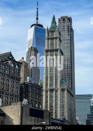 Blick auf mehrere Wolkenkratzer, darunter das World Trade Centre im Hintergrund und das Woolworth Building im Vordergrund Stockfoto