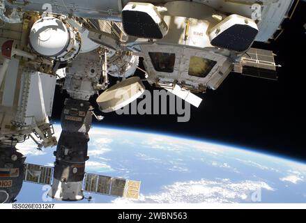 ISS026-E-031247 (2. März 2011) --- im Hintergrund vom Horizont der Erde und der Schwärze des Weltraums sind die Kuppel der Internationalen Raumstation und ein angedocktes russisches Progress-Raumschiff auf diesem Bild zu sehen, das von einem Besatzungsmitglied der Expedition 26 fotografiert wurde, während das Space Shuttle Discovery (STS-133) an der Station angedockt bleibt. Stockfoto