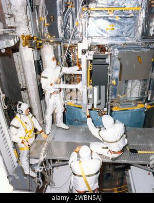 RAUMFAHRTZENTRUM KENNEDY, FLA. -- Techniker im Nutzlast-Umschaltraum am Startplatz 39B entfernen die Batterien vom Hubble-Weltraumteleskop zum Aufladen. Die beiden sechs Batteriesätze werden für 130 Stunden zum Batterielabor im Fahrzeugmontagegebäude gebracht und anschließend wieder in das Teleskop eingesetzt. Das Aufladen wurde notwendig, als der erste Startversuch der Space Shuttle Mission STS-31 am 10. April geschrubbt wurde. Ein zweiter Versuch ist für den 24. April um 31 Uhr EDT geplant. Stockfoto