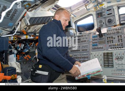 S127-E-006232 (16. Juli 2009) --- Astronaut Doug Hurley, Pilot der STS-127, liest eine Checkliste auf dem Achterdeck des Space Shuttle Endeavour während der Aktivitäten des zweiten Fluges. Stockfoto