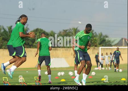 ABIDJAN, COTE D'IVORE - 11. JANUAR; Bruno Onyemaechi und Oluwasemilogo Ajayi aus Nigeria während des Nigeria-Trainings in Vorbereitung auf den Afrika-Cup von Stockfoto