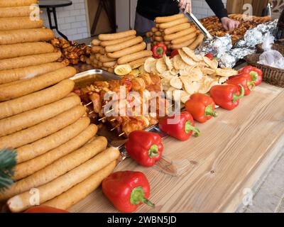 Street Food, traditioneller polnischer Schafskäse, viel Osypki, Würstchen und Schaschlik. Lokale leckere Speisen zum Grill Stockfoto