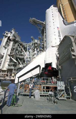 Das Space Shuttle Atlantis wurde am 21. Und 22. April vom Vehicle Assembly Building zum Launch Pad 39A im Kennedy Space Center ausgerollt. Das Shuttle steht 184 m vom Plattformfuß bis zur Tankspitze. Die Mission STS-132 wird den integrierten Frachtträger (ICC) und das russische Mini-Forschungsmodul (MRM-1) zur ISS liefern. Das ICC ist eine drucklose Palette und Kielgabel-Baugruppe für den Transport von Außenfracht. Stockfoto