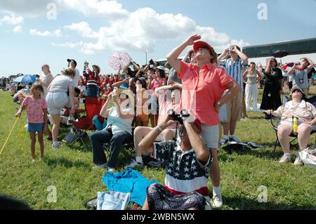 Die Zuschauer beobachteten den Start des Space Shuttle Discovery auf der STS-114 vom Kennedy Space Center aus. Die 12-tägige Mission, der 31. Flug und die 114. Shuttle-Mission der Discovery, umfasst Inspektionen der ISS mit dem Orbiter-Ausleger-Sensorsystem, die Überprüfung verstärkter Carbon-Carbon-Paneele und der Fliesen des Wärmeschutzsystems. Die Mission Specialists übten Reparaturtechniken auf der Umlaufbahn und installierten die externe Stallplattform-2 während zwei zusätzlichen Raumwanderungen. Stockfoto