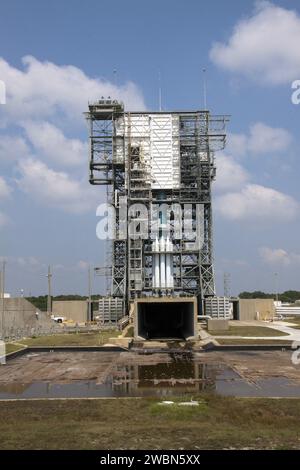 CAPE CANAVERAL, Fla. -- im Space Launch Complex 17B der NASA in Florida werden die erste und zweite Stufe eines United Launch Alliance Delta II Trägerfahrzeugs zusammen mit seinen neun festen Raketenverstärkern im mobilen Serviceturm gesehen. Das Delta II wird das Gravity Recovery and Interior Laboratory der NASA, oder GRAIL, in die Mondumlaufbahn bringen. Die GRAL-Mission ist Teil des Discovery-Programms der NASA. GRAIL wird zwei Raumfahrzeuge in Tandem-Umlaufbahnen um den Mond fliegen, um sein Schwerefeld zu messen. Die Mission wird auch langjährige Fragen über den Mond und die Prov der Erde beantworten Stockfoto