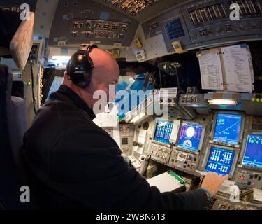 JSC2011-E-016868 (11. Februar 2011) --- NASA-Astronaut Mark Kelly, STS-134-Kommandeur, besetzt die Kommandeurstation während einer Simulationsübung im Bewegungsbasis-Shuttle-Missionssimulator in der Jake Garn Mission and Simulation Training Facility im Johnson Space Center der NASA. Stockfoto