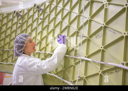 Die NASA Artemis II Astronauten Victor Glover, Reid Wiseman, Christina Koch und CSA Astronaut Jeremy Hansen besuchten am 27. November das Marshall Space Flight Center in Huntsville, Alabama. Die Crew traf sich mit Mitarbeitern, sah sich die Einrichtungen des Space Launch Systems an, unterzeichnete den Orion-Bühnenadapter für Artemis II und inspizierte das Systems Integration Lab für SLS-Flugsoftwaretests vor ihrer Mondmission. Stockfoto