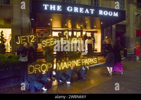 London, Großbritannien. Januar 2024. PETA-Aktivisten veranstalten einen Protest vor den Globe Travel Awards im JW Marriott Grosvenor Hotel in der Londoner Park Lane mit beleuchteten Schildern mit der Aufschrift „Jet2, See the Light, Drop Marine Parks“. Die Aktion ist Teil der laufenden Kampagne von PETA, in der Jet2, der größte Reiseveranstalter des Vereinigten Königreichs, aufgefordert wird, Meeresparks, in denen Wale gefangen gehalten werden, von ihren Urlaubspaketen abzuschaffen. Quelle: Vuk Valcic/Alamy Live News Stockfoto