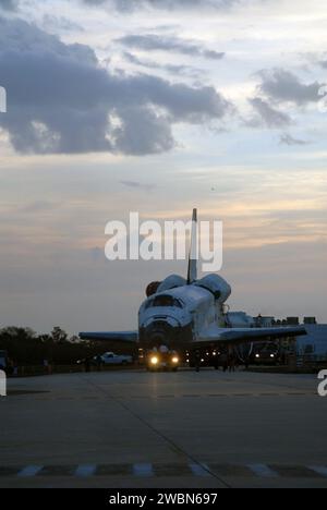 Das Space Shuttle Discovery absolvierte seine STS-119-Mission, einen 13-tägigen Flug über 5,3 Millionen Meilen und landete im Kennedy Space Center. Die Discovery wurde dann zur Orbiter Processing Facility 3 geschleppt, um nach dem Flug weiterzumachen, was ihren 36. Flug und den 125. Flug im Space Shuttle Program markiert. Stockfoto
