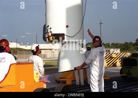 KENNEDY SPACE CENTER, FLORIDA. -- Arbeiter auf dem Startkomplex 17-A, der Cape Canaveral Air Force Station, beaufsichtigen den Heben eines festen Raketenverstärkers, der mit der Delta-II-Rakete für den Start des Genesis-Raumschiffs kombiniert wird. Genesis wird Proben der Ionen und Elemente im Sonnenwind erfassen und zur Erde zurückgeben, damit Wissenschaftler die genaue Zusammensetzung der Sonne und den Ursprung des Sonnensystems bestimmen können. Das NASA-Projekt Genesis wird vom Jet Propulsion Laboratory in Pasadena, Kalifornien, verwaltet Lockheed Martin Astronautics baute das Raumschiff Genesis für die NASA in Denver, Colorado. Start von Genesis A Stockfoto